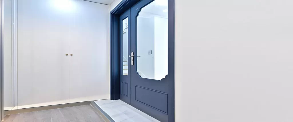 A navy blue colored middle door was installed to add a focal point to the overall white interior concept